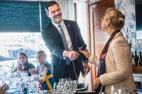 Ambassadör Annika Thunborg lämnar över mikrofonen till Johan Forssell under en lunch med svenska företag i Manila.