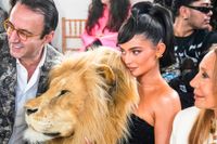 Kylie Jenner bar en klänning med ett lejonhuvud till Schiaparellis visning under Paris modevecka.