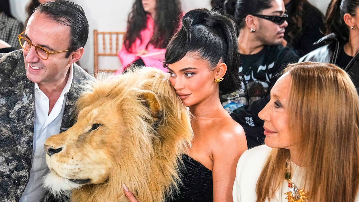 Kylie Jenner bar en klänning med ett lejonhuvud till Schiaparellis visning under Paris modevecka.