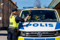 Boende i Norrby i Borås delade ut rosor till poliserna på som var på plats.