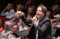 Tobias Ringborg dirigerar ”Gustaf Wasa”.