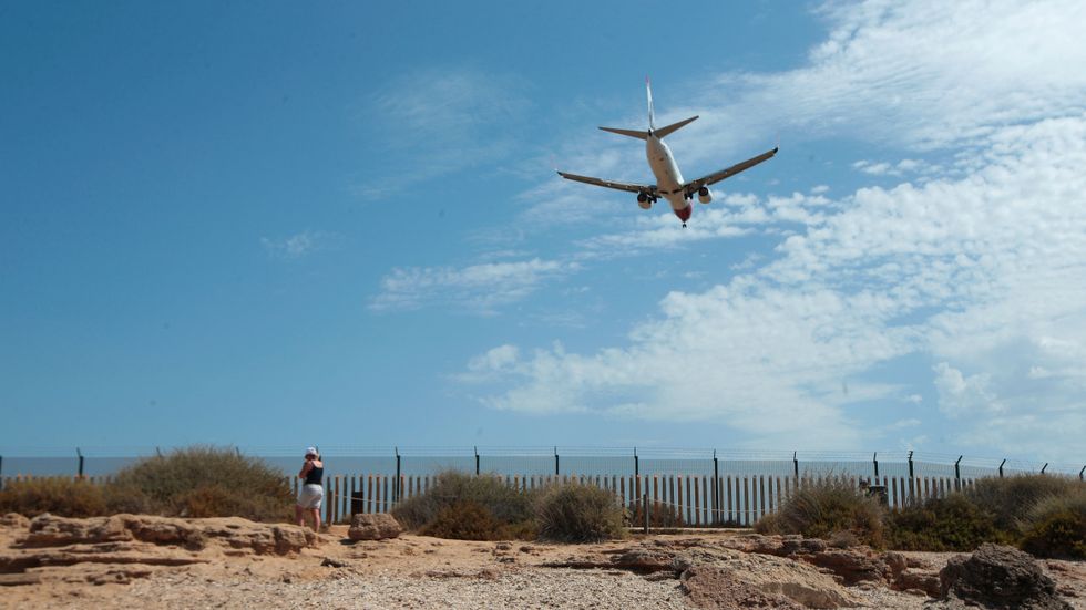 Flygplanet nödlandade i spanska Palma efter ett sjukdomsfall ombord. Då smet passagerarna. Arkivbild.
