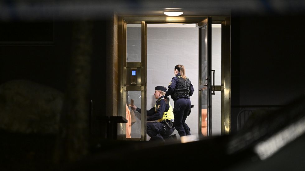 Polisen i Södertälje är på plats med tekniker och avspärrningar efter att en man i 20-årsåldern sköts till döds den 4 december. 