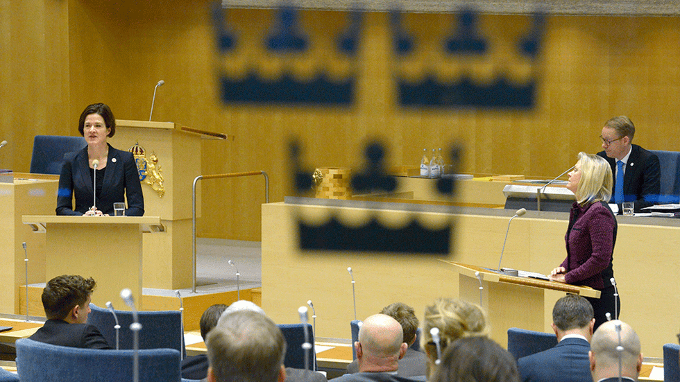 Anna Kinberg Batra (M) och finansminister Magdalena Andersson (S) debatterar budgeten i riksdagen.