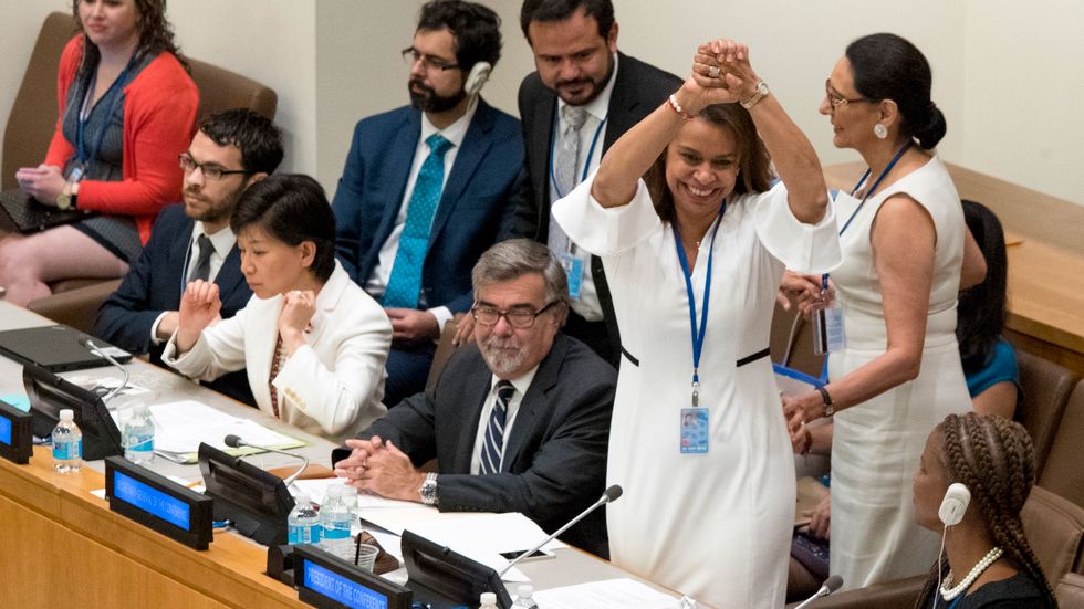 Jubel i FN-högkvarteret i New York sedan förbudet mot kärnvapen antagits.
