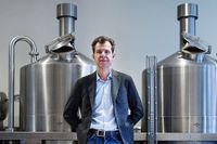 På huvudkontoret i Vårby i södra Storstockholms utvecklar Spendrups nya öl. Fredrik Spendrup leder familjeföretaget som har både mikrobryggeri i Visby och storskalig produktion i Grängesberg.