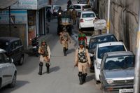 Indiska paramilitära styrkor patrullerar gatorna i Srinagar i Kashmir. Arkivbild.
