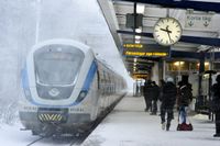 Pendeltåg på Älvsjö pendeltågstationen i Stockholm. Många pendeltåg har ställts in under onsdagen pga av det kraftiga snöfallet.
