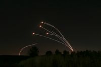 Israeliska luftförsvarssystemet Iron Dome slår ut raketer som skickats från Gaza lördagen den 4 maj. 