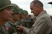 USA:s president Lyndon B Johnson fäster hedersbetygelser på en soldat vid Cam Ranh-bukten i Sydvietnam 1966. 