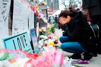 En kvinna kämpar för att hålla tårarna tillbaka vid en minnesplats efter dådet i Toronto.