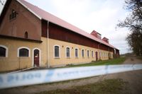 Ladan med det gamla mjölkrum där Lisa Holm ska ha mördats, under domstolens syn på brottsplatsen på Kinnekulle, i samband med att rättegången om mordet på Lisa Holm inleddes vid Skaraborgs tingsrätt i oktober.