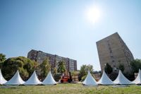 Bygget av tält, staket och scen är i full gång i Vänskapsparken i Rosengård i Malmö inför den nio dagar långa politikfestivalen Malmedalen med start på lördag.