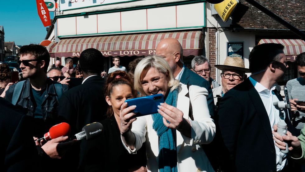 Högernationalisten och presidentkandidaten Marine Le Pen höll på lördagen ett valmöte i byn Saint-Rémy-sur-Avre tio mil väster om Paris.
