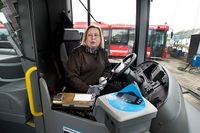 Yvonne Veistinen har kört buss i Stockholm i tolv år och för Arriva sedan januari. Hon känner till att busschaufförer varmkör bussar på tomgång. ”Ibland måste man göra det, för laddningsstationen i rampen kan ha lagt av på natten. Annars kanske man inte kan komma iväg”, säger hon.