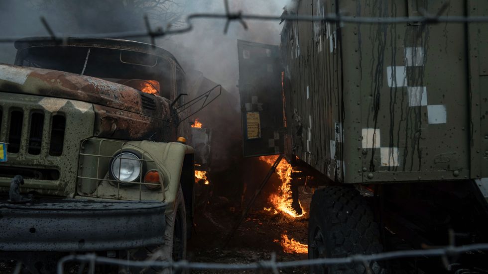 Militär lastbil i brand efter ryskt anfall.