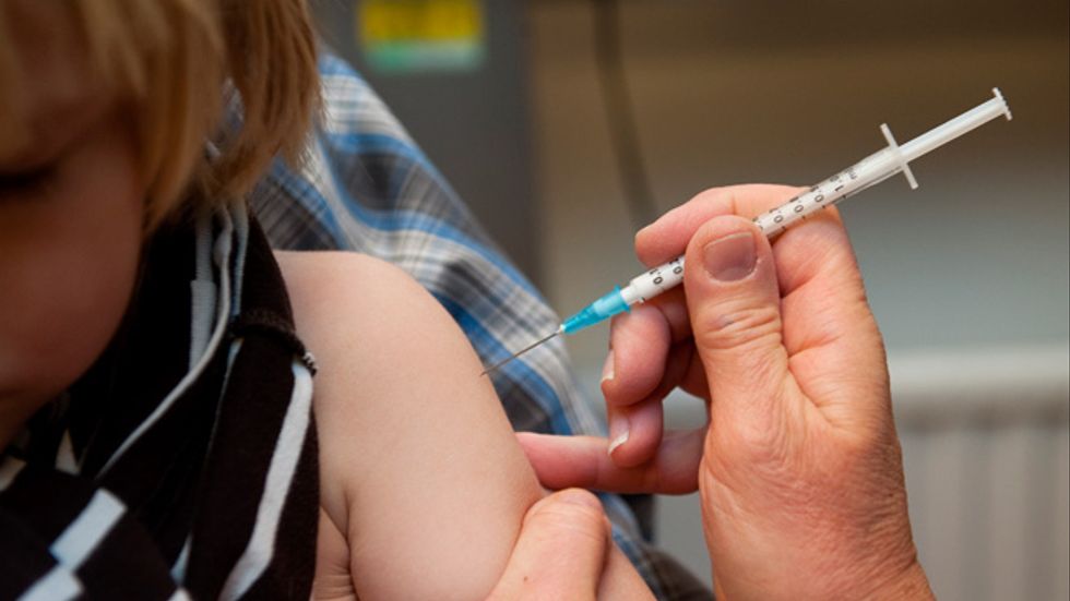 I Sverige har drygt 400 personer ansökt om ersättning för att ha fått narkolepsi efter att ha vaccinerats mot svininfluensan.