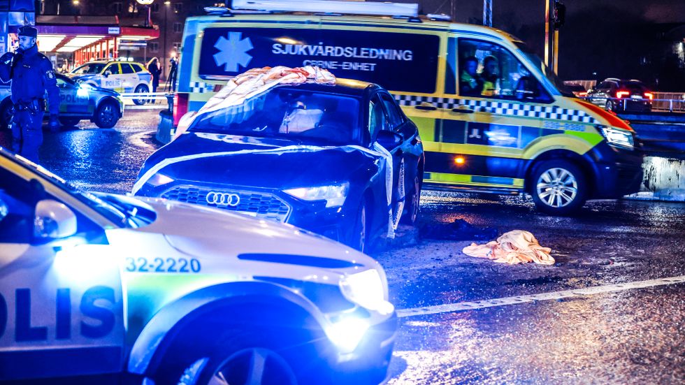 En bil kraschade vid Gullmarsplan i fredags kväll efter att polisen förföljt bilen från Hammarbyhöjden. Tre personer greps.