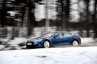 Supermiljöbil med prestanda som en sportbil. Tesla Model S går inte riktigt så långt på en laddning som utlovas men mycket längre än vad någon annan bil klarar av på enbart el.