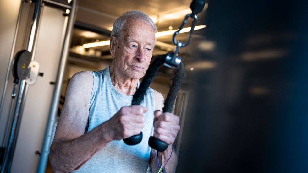 Åke Wennström, 91, tränar triceps på gymmet.