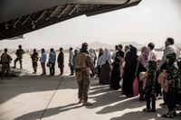 Afghaner väntar på att evakueras av amerikansk militär på Kabuls internationella flygplats i augusti 2021. Arkivbild.
