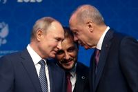 Turkiets president Recep Tayyip Erdogan, till höger, och Rysslands president Vladimir Putin i samspråk i Istanbul under invigningen av den nya gasledningen Turkstream den 8 januari. Mannen i mitten är en tolk. Arkivbild.