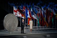 Patrick Hickey, ordförande för den europeiska olympiska kommittén, talar under invigningen av Europeiska Spelen i Baku på fredagen. Till vänster står presidentens hustru.