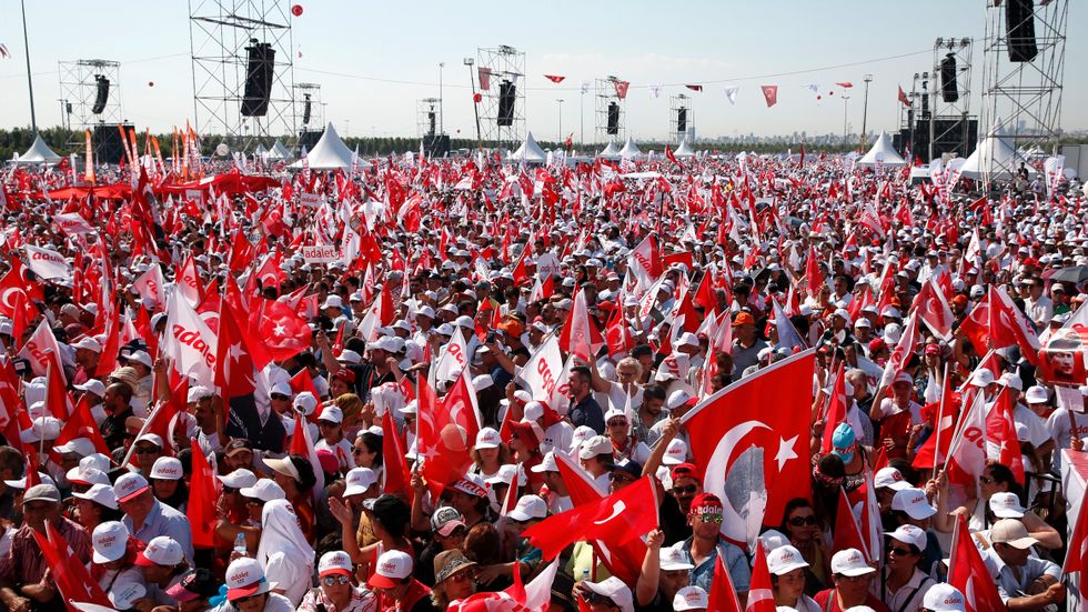 Bild från gårdagens protestmöte i Istanbul, kulmen på en lång protestmarsch som inleddes i huvudstaden Ankara.