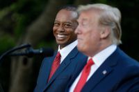 Donald Trump hyllar Tiger Woods vid måndagens ceremoni i Vita husets rosenträdgård.