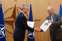 Natos generalsekreterare Jens Stoltenberg tar emot den svenska ansökan om medlemskap i Nato från Sveriges ambassadör Axel Wernhoff.