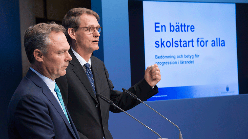 Utbildningsminister Jan Björklund (FP) och professor Martin Ingvar presenterar betygsförslaget den 20 augusti.