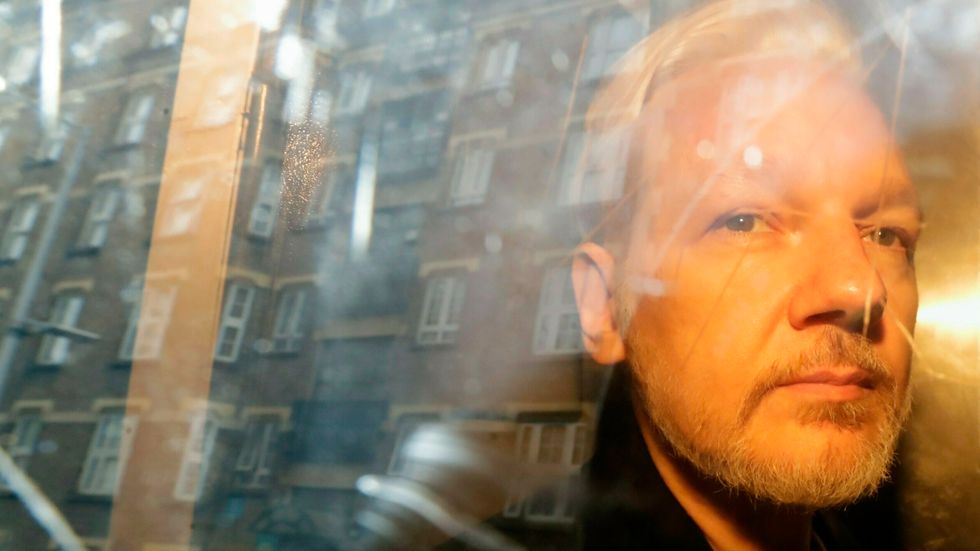 Storbritanniens regering godkänner USA:s begäran om att få Wikileaksgrundaren Julian Assange utlämnad.