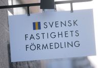 Svensk Fastighetsförmedlings skylt utanför ett kontor.