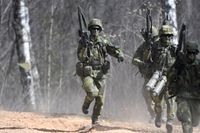 Svenska soldater övar anfall i terräng den 23 april i år. 