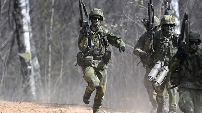 Svenska soldater övar anfall i terräng den 23 april i år. 