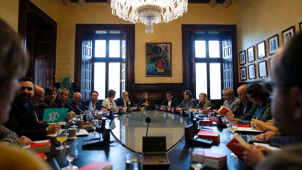 Representanter från det katalanska regionparlamentet träffas för att diskutera hur man ska svara på centralregeringens senaste bud i den infekterade självständighetskonflikten.