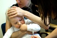 Barnavårdscentralen i Bredäng vaccinerar små barn mot svininfluensan. Syster Ann ger Aron, 16 mån, en spruta medan mamma Josefin Kindstedt håller i