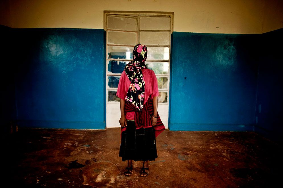 Ett offer för en massvåldtäkt i staden Fizi i Kongo, fotograferad med täckt ansikte.
