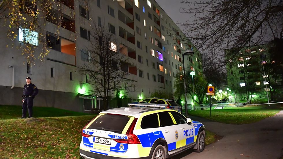 Två barn hittades allvarligt skadade i Hässelby i nordvästra Stockholm.