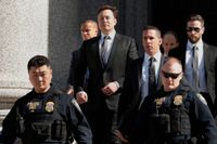 Teslas vd Elon Musk på väg från en domstol i New York. Arkivbild.