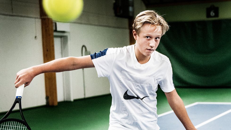 Precis som sin far så är Leo en stor talang på tennis, och satsar på en framtid som proffs.