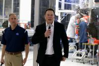 Elon Musk, till höger, och Nasa-chefen Jim Bridenstine vid Space X högkvarter på torsdagen.
