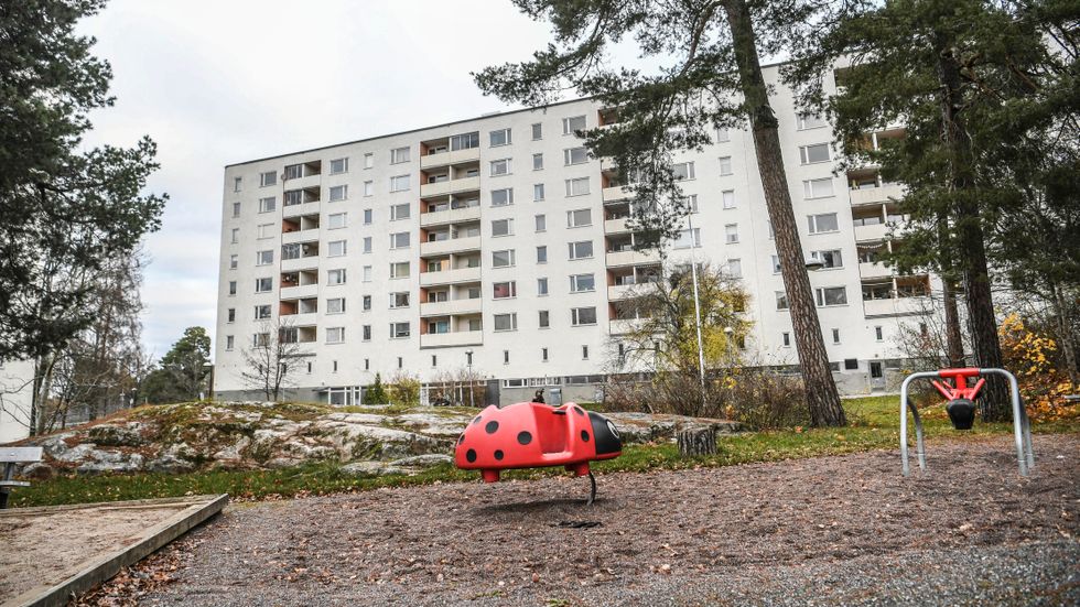 Två barn föll från hög höjd i Hässelby under söndagen.