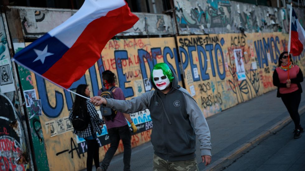 En demonstrant med Jokern-mask i Santiago på torsdagen.