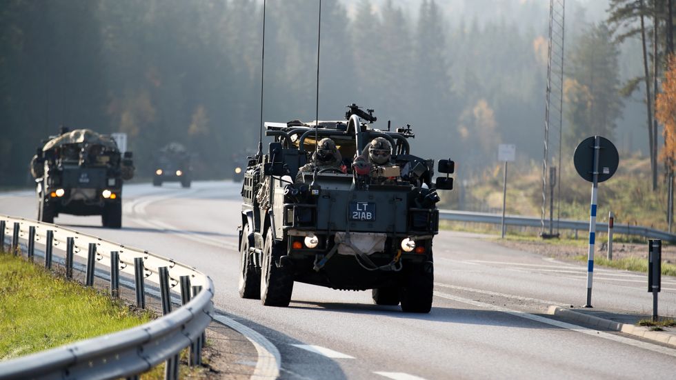 Militärfordon från Nato-länder kör på svenska vägar till Norge i kolonner som inte får brytas upp av annan trafik. På bilden en kolonn i närheten av Borås.
