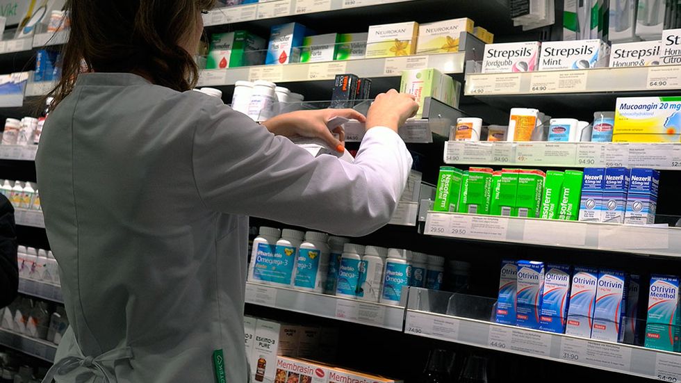 Det är inte lätt att få reda på vilka priset som apotekskedjorna tar för läkemedel som förskrivs på recept men inte ingår i läkemedelsförmånen, skriver artikelförfattarna.