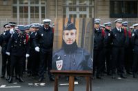 Xavier Jugelés porträtt när han hyllades vid ett tidigare tillfälle utanför polisens högkvarter i Paris. Arkivbild.