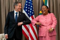 USA:s utrikesminister Antony Blinken hälsas välkommen av Sydafrikas utrikesminister Naledi Pandor.