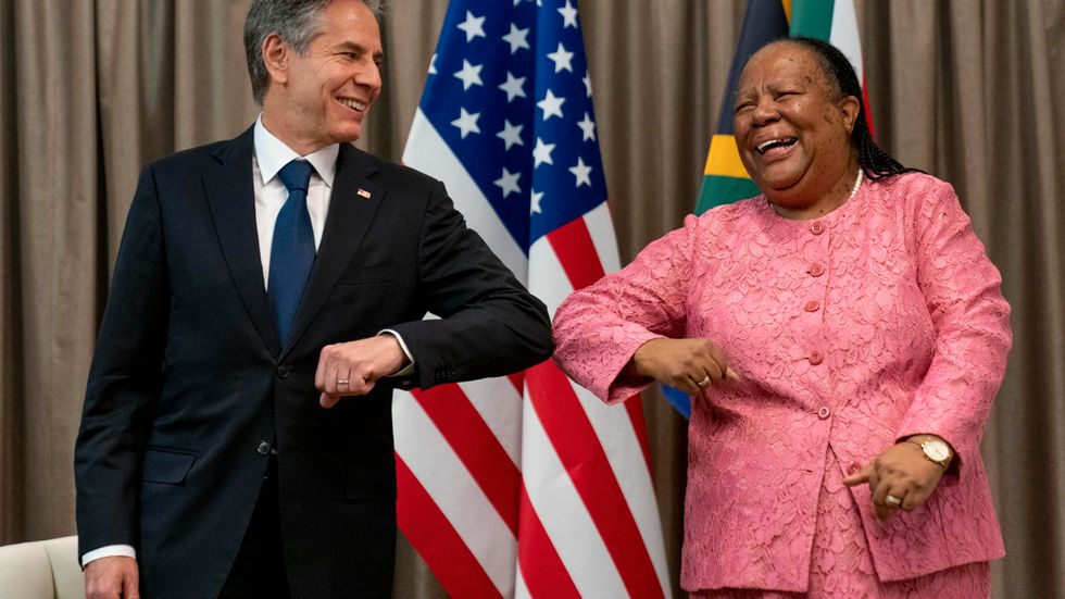 USA:s utrikesminister Antony Blinken hälsas välkommen av Sydafrikas utrikesminister Naledi Pandor.