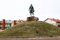 En staty av Anders Zorn, föreställande Gustav Vasa, står på en kulle i Mora.